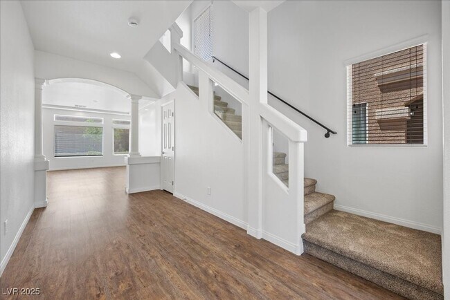 Building Photo - 9353 Grand Reve St