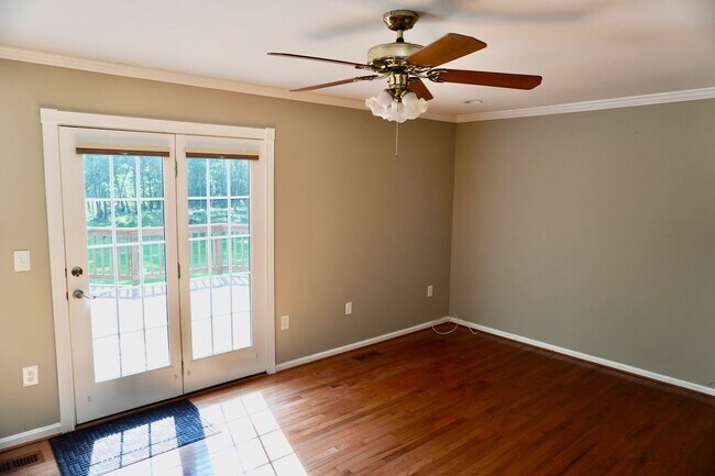 Building Photo - Lovely and Spacious 3 Bedroom 2.5 Bathroom...