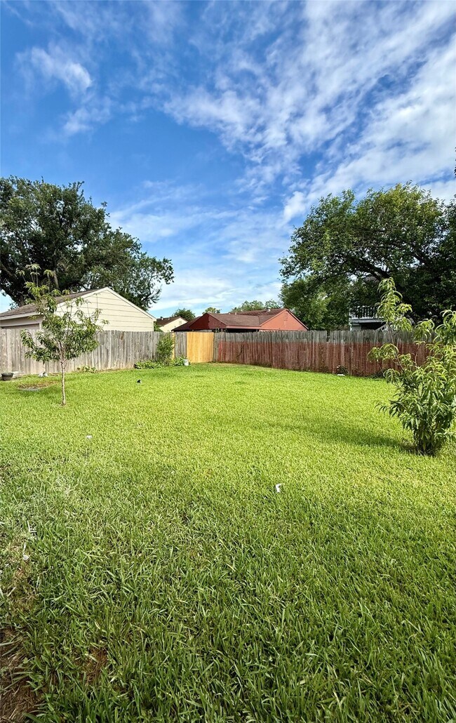 Building Photo - 12210 Cliffgate Dr