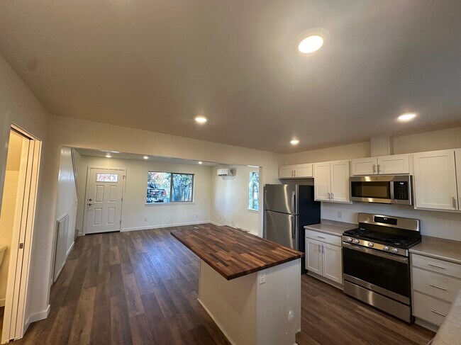 Building Photo - 112 Maple St