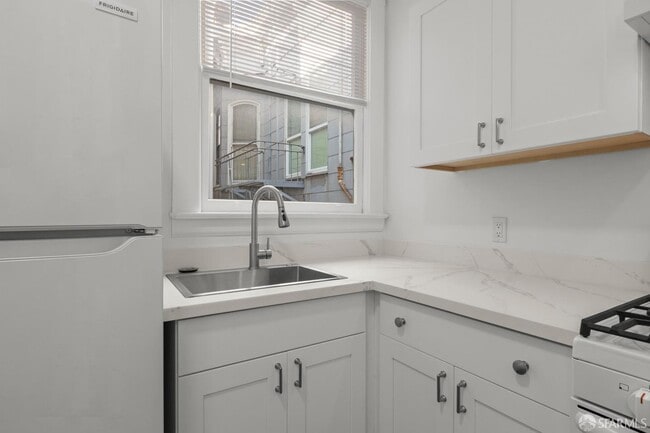 Building Photo - 1166 S Van Ness Ave