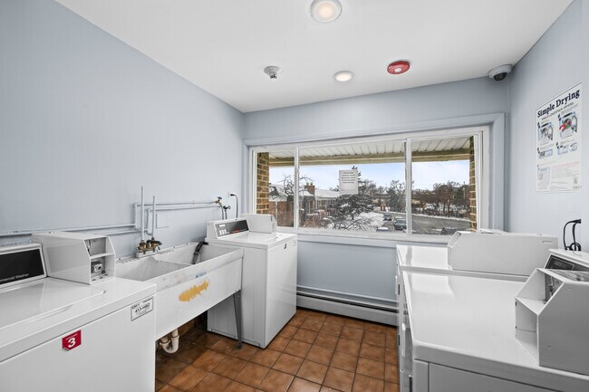 Building Photo - 10385 Dearlove Rd