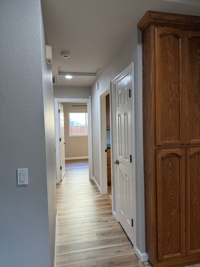 Building Photo - Charming 2-bedroom, 2-bathroom home locate...