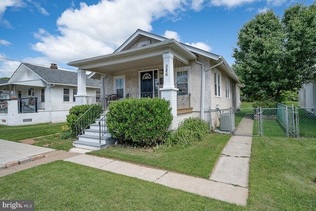 Building Photo - 586 Summit St