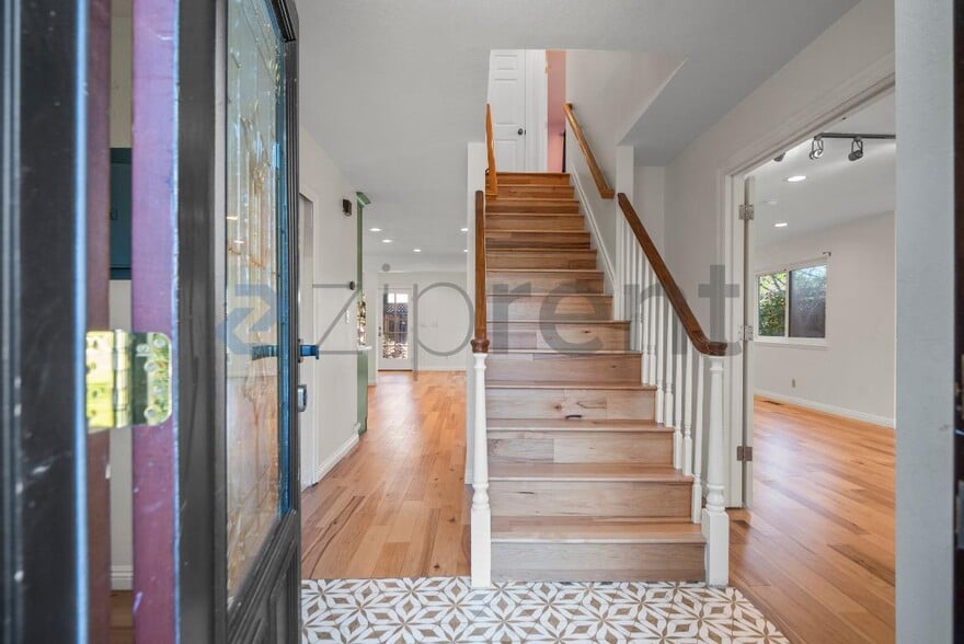 Building Photo - 743 Shawnee Ln