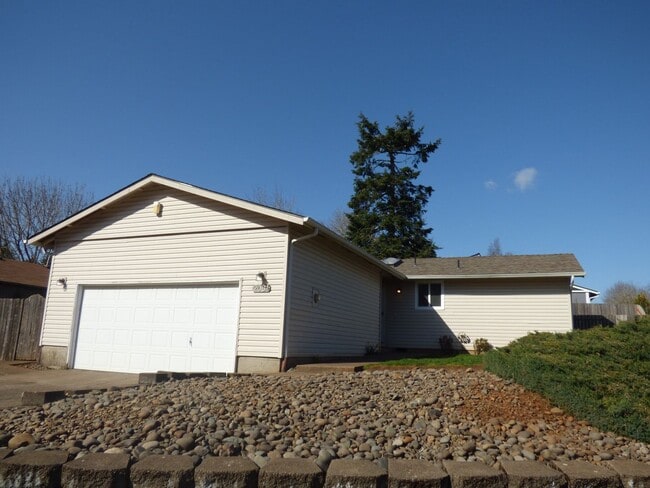 Building Photo - 2081 Elmwood Dr S
