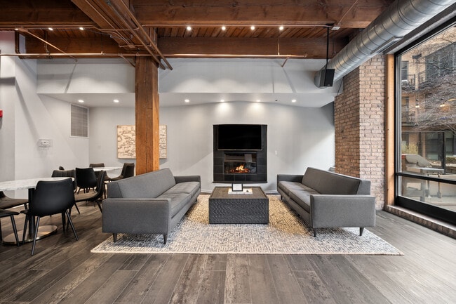 Building Photo - 1040 W Adams St