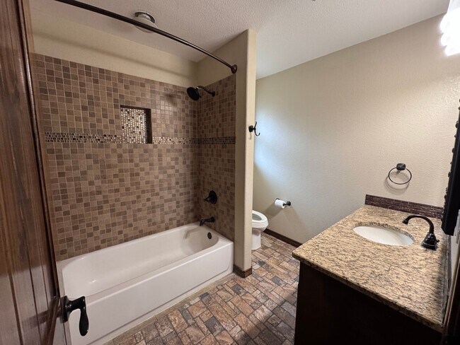 Building Photo - Beautiful 4 bed 2 bath home Available Now!