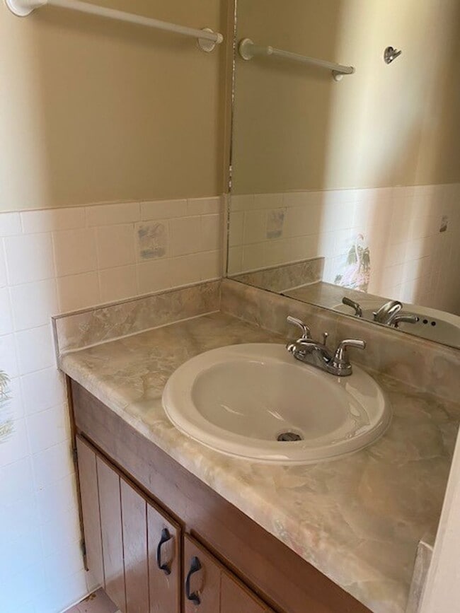Primary Photo - Cute 2 bedroom 1 1/2 bath townhome
