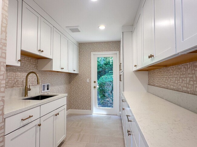 Building Photo - Exceptional Executive Estate With Pool and Tennis Court
