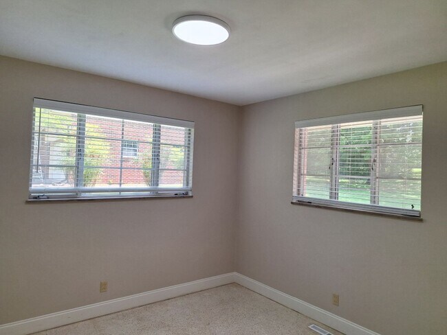 Building Photo - 6826 Dorchester Dr NW