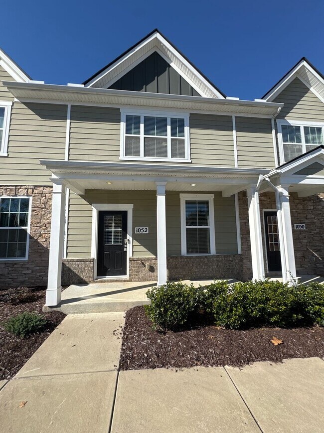 Building Photo - Enjoy Modern Living in This Stylish Woodbridge Glen Townhome!