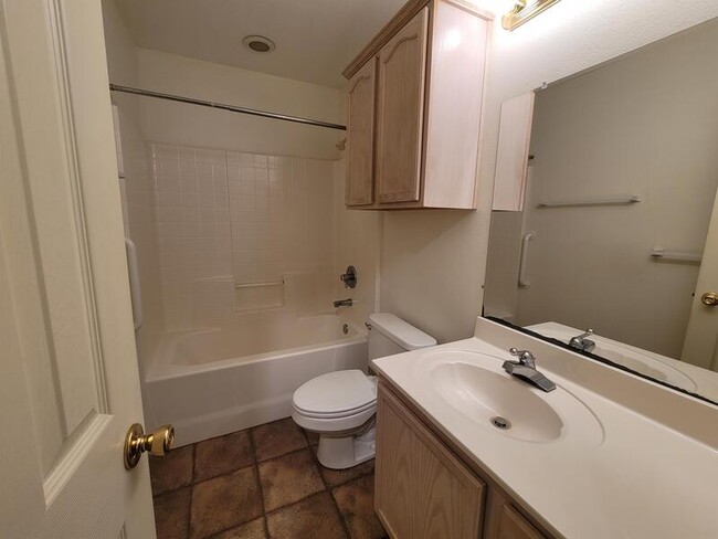 Building Photo - 640 Canada St