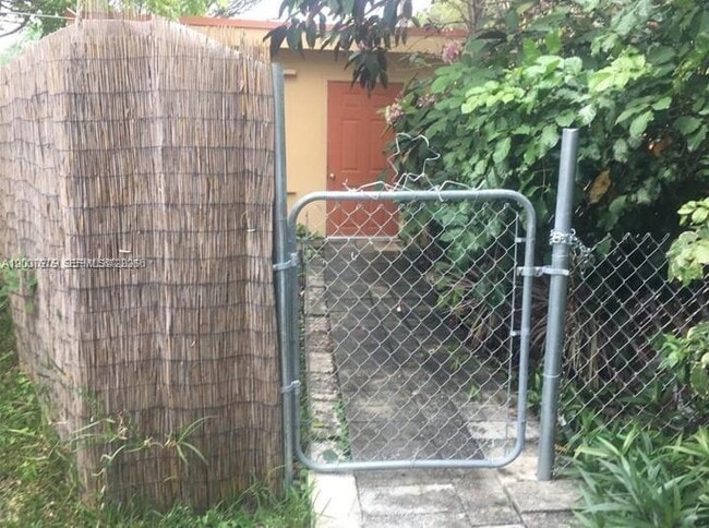 Building Photo - 305 NE 2nd Ave