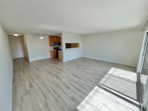 Building Photo - Top Floor Ocean View 1 Bed | Fully Remodeled | Large Balcony | Prime 2nd Street Location