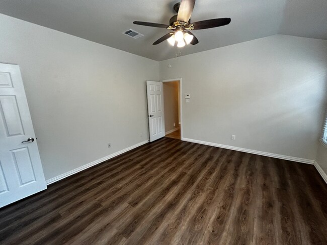 Building Photo - 3BR w/ Fenced Backyard + Garage in Round Rock