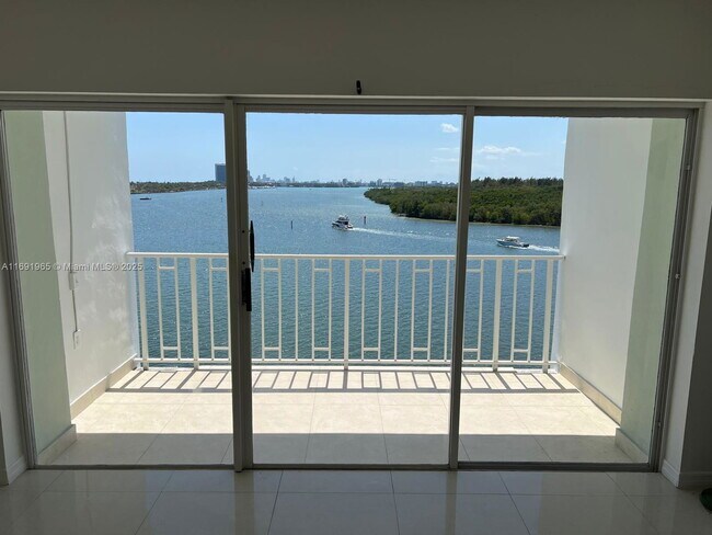Building Photo - 500 Bayview Dr