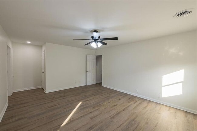 Building Photo - 5081 Hubert Dr