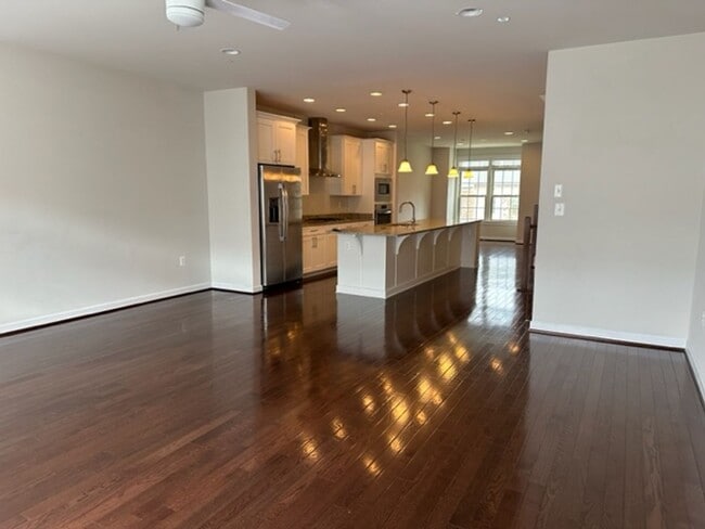 Building Photo - Gorgeous 4-Bed 3.5-Bath Townhouse next to ...