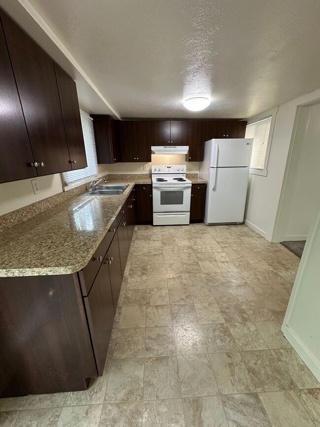 Building Photo - 2 Bedroom House - Goshen