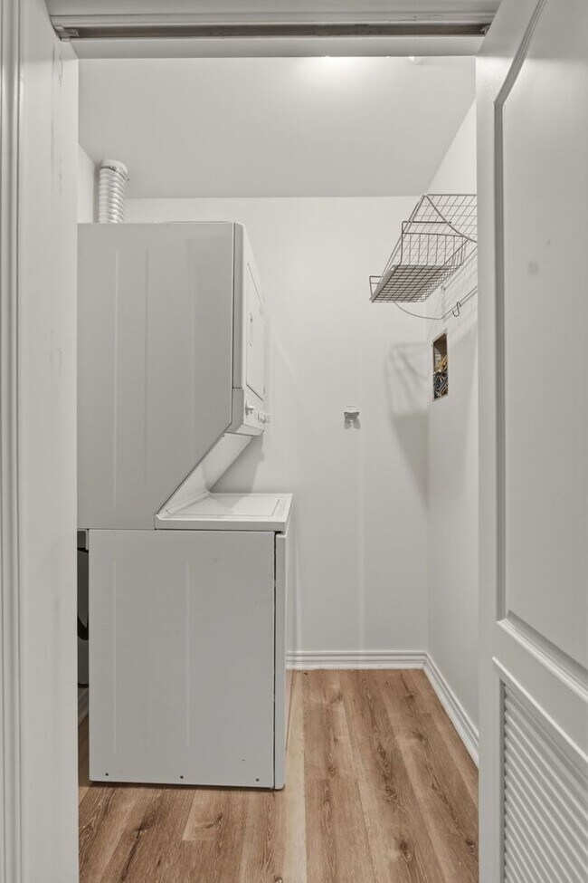 Building Photo - 2-bed, 2-bath condo in secure building with private laundry and city views