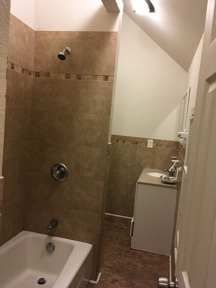 Shower - 419 Houston St