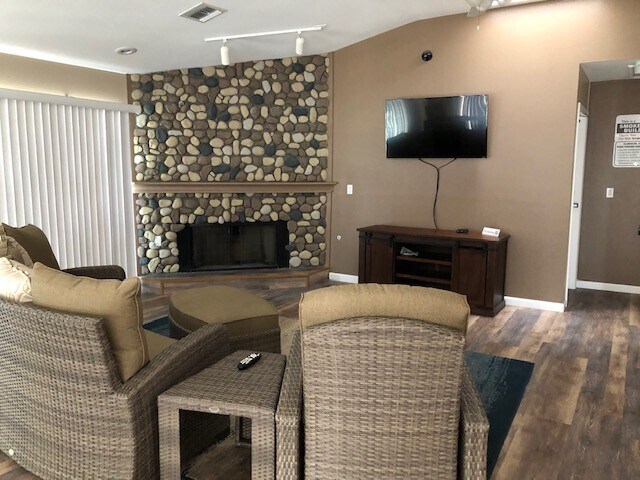 Clubhouse - 1675 AZ-95