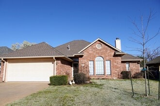 Building Photo - 417 Oakdale Dr