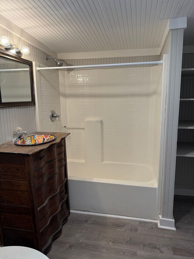 Building Photo - 2 bed 1 bath