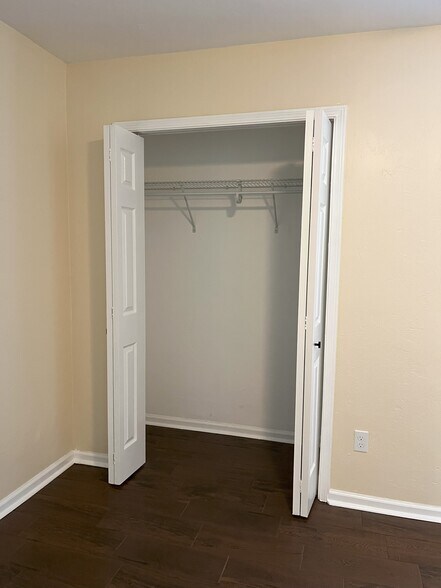 Building Photo - 728 Pointe Ct