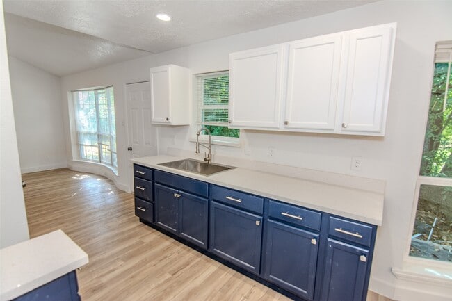 Building Photo - 12811 Sandy Hook Dr