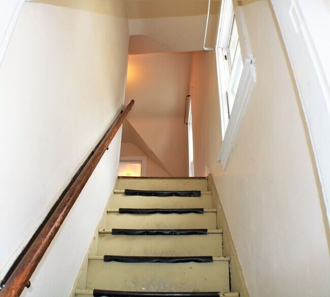 Building Photo - $900 | 1 BD RM, 1 Bath Apartment | Utiliti...