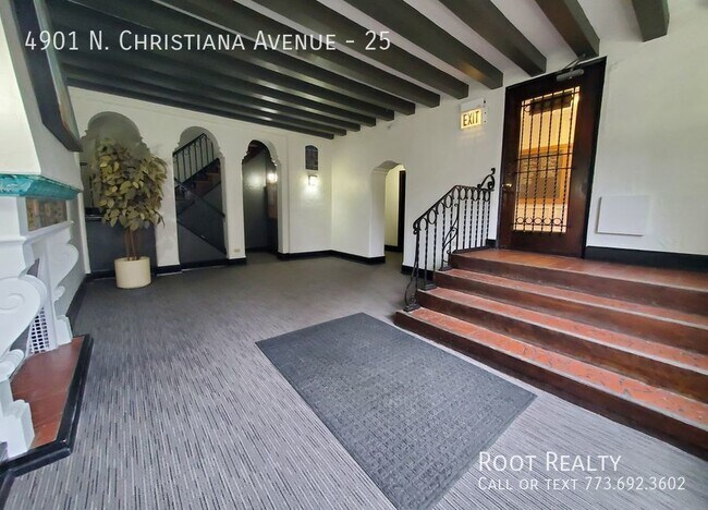 Building Photo - East Albany Park - Updated Top-Floor Studi...
