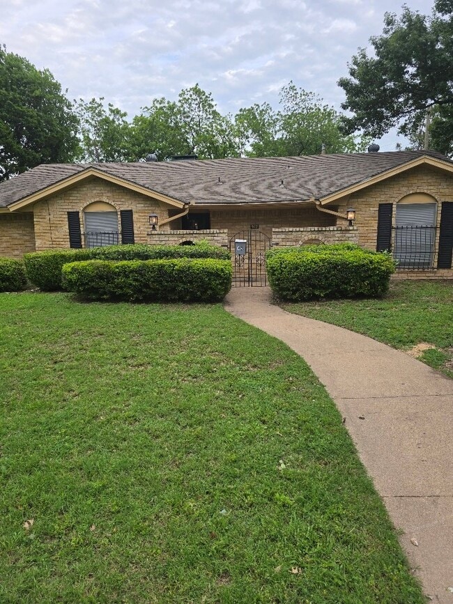 Building Photo - 912 Oak Trail
