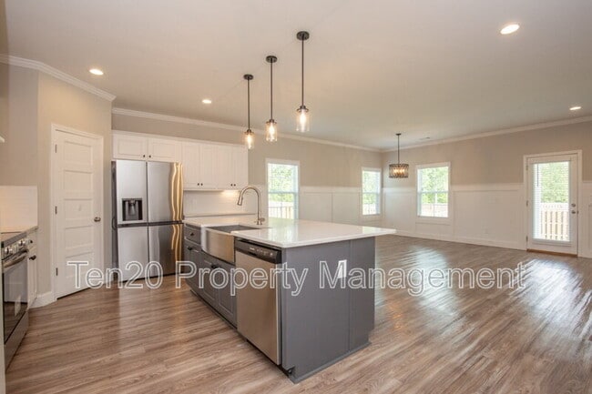 Building Photo - 9827 Yellow Pine Rd