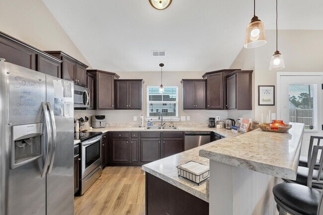 Building Photo - Bonus Room and Neighborhood POOL!