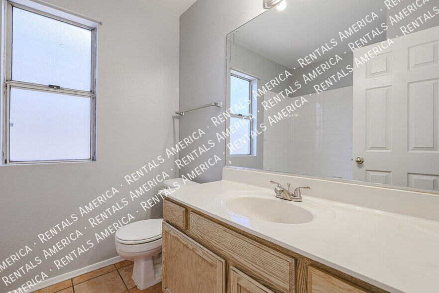 Building Photo - 5515 E Farmdale Ave