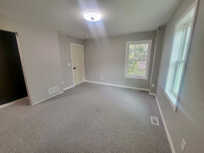 Building Photo - Updated 3 Bed + Loft in Hopkins!