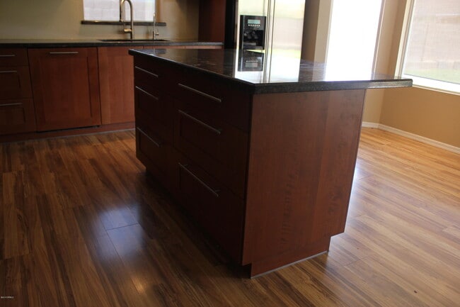 Building Photo - 1221 W Chicago St