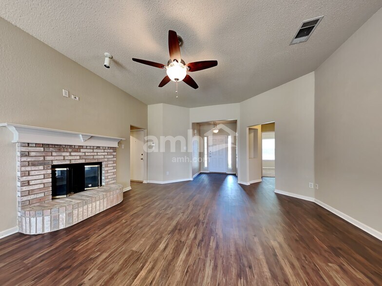 Building Photo - 955 Aaron Dr