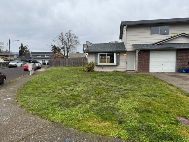 Building Photo - 2 bed 1 1/2 bath duplex in Springfield!