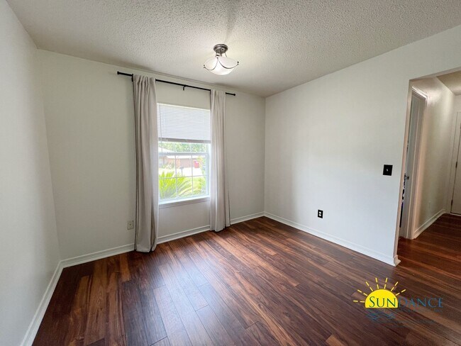 Building Photo - Spacious 3-Bedroom Home with Solar Panels & Lawn Maintenance Included in South Crestview