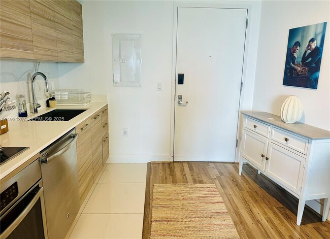 Building Photo - 121 NE 34th St