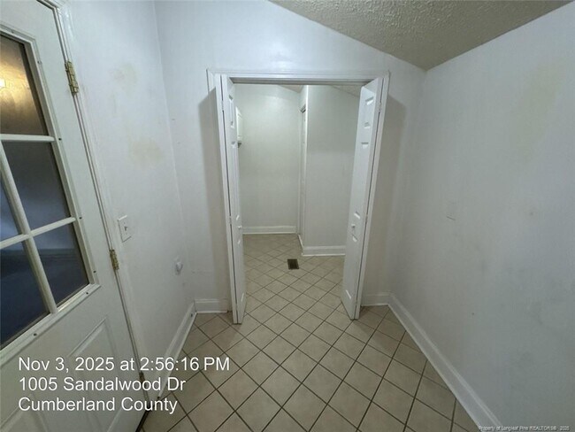 Building Photo - 1005 Sandalwood Dr