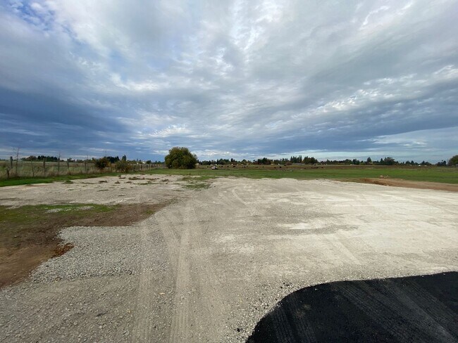 Building Photo - Fully Renovated Home on 5 Acres