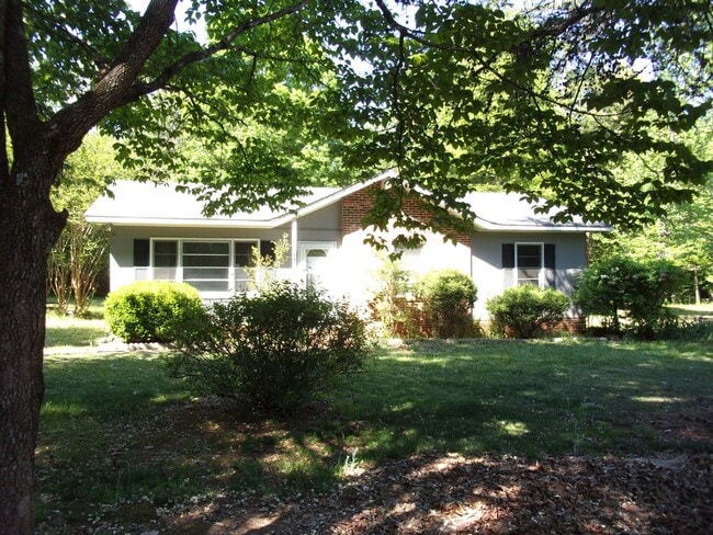 Building Photo - 3 Bedroom 1 1/2 Bath Home on 1 Acre in Newport