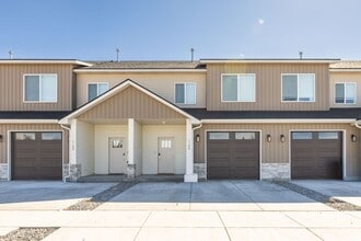 Building Photo - MODERN 3 BED 2.5 BATH HOMES IN ST ANTHONY