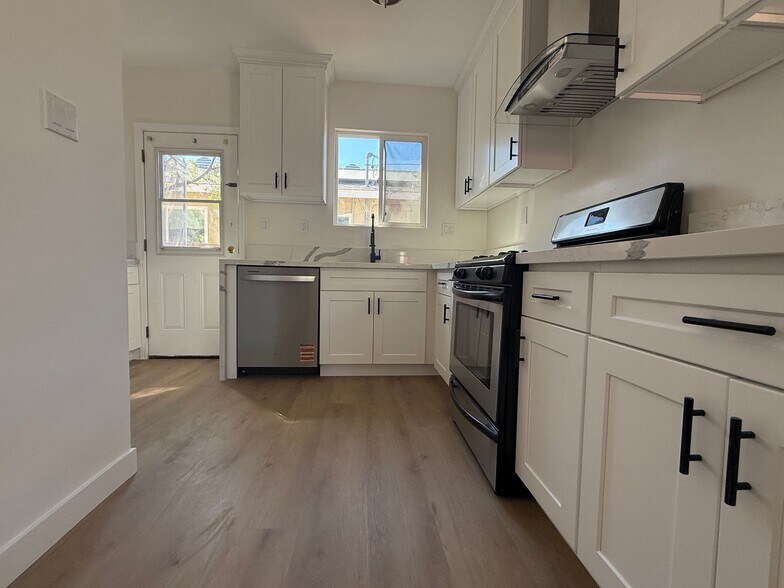 Building Photo - 359 W Amar St