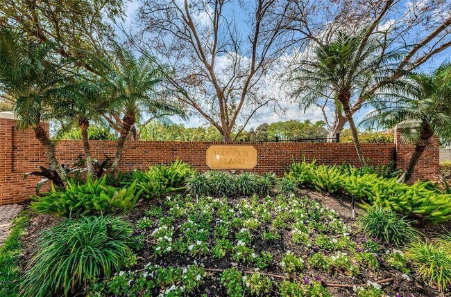 Building Photo - 924 Hemingway Cir