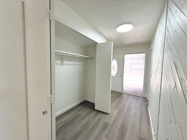 Building Photo - Open House June 20th | 3 Bedroom Townhome in Holladay